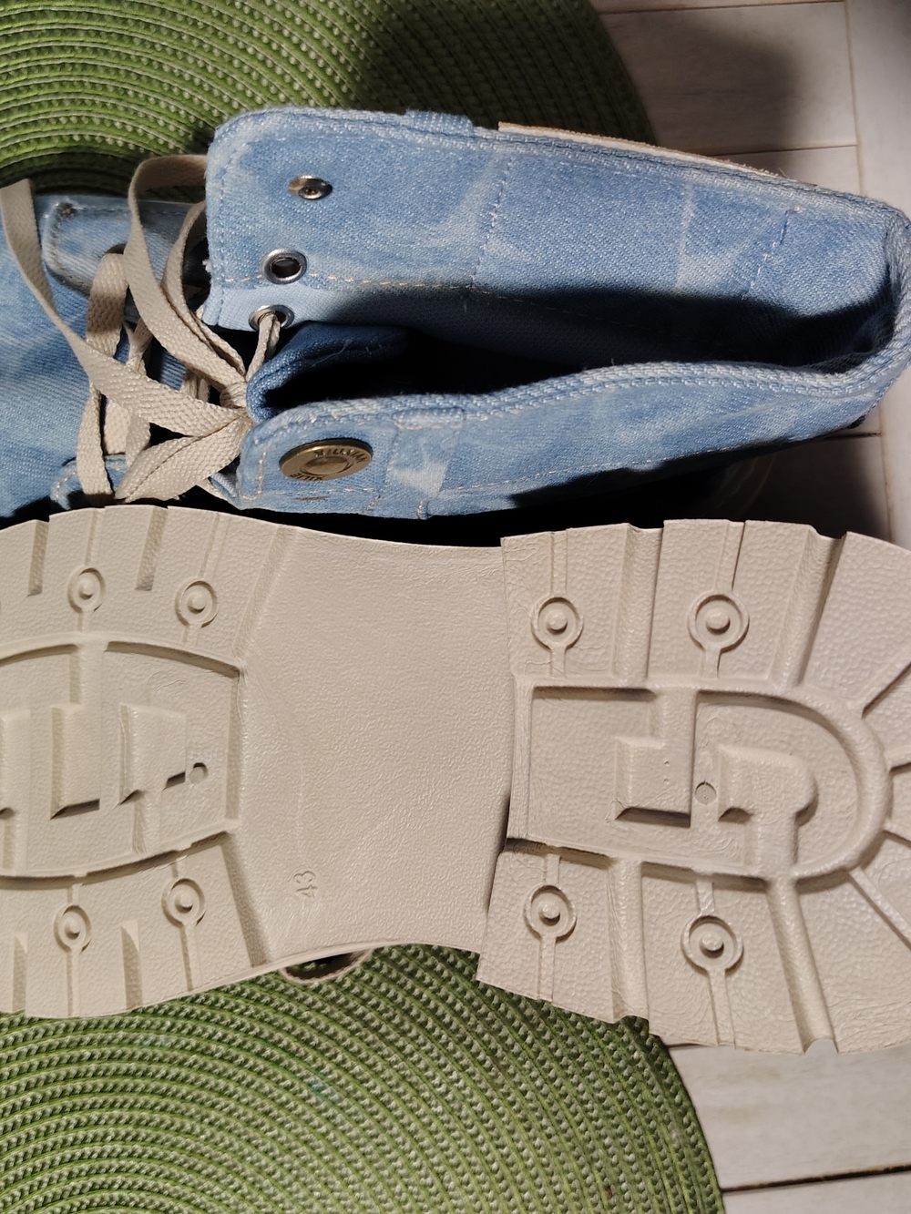 Denim-Style Light Blue High-Top Sneakers for Women Or Men. - Picture 4 of 5